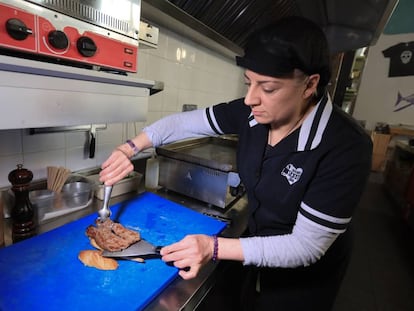 Mónica, cocinera de El Porrón Canalla, prepara un pepito.