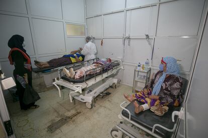 Sanitarios tratan a pacientes de covid en Cairuán (Túnez).