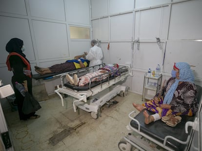 Sanitarios tratan a pacientes de covid en Cairuán (Túnez).