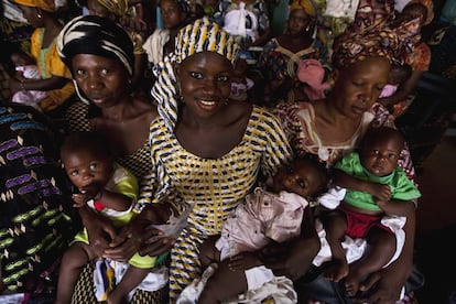 Mujeres malienses junto a sus hijos en Bamako.