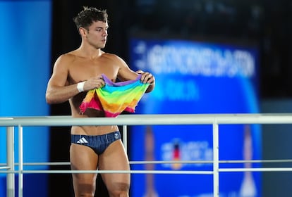 Durante la final de saltos sincronizados desde 10m de los Juegos Olímpicos de París, en 2024, Daley mostró una toalla arcoíris. 