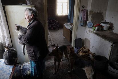 Natalia, vecina de Avdiivka en la región de Donetsk, se protege en el interior de su vivienda junto a sus mascotas, el pasado miércoles.