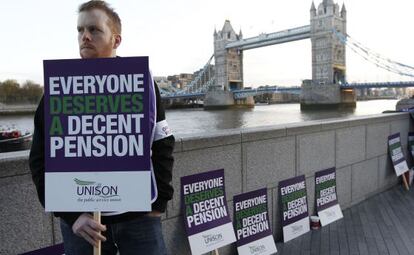 Un manifestante muestra un cartel en el que se dice que todo el mundo merece una pensión decente, en Londres.