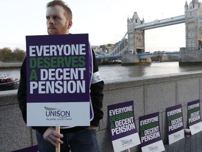 Un manifestante muestra un cartel en el que se dice que todo el mundo merece una pensión decente, en Londres.
