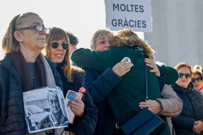 Vecinos de una pedanía de Valencia guardan este domingo un minuto de silencio por las víctimas del temporal.