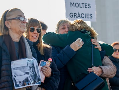 Vecinos de una pedanía de Valencia guardan este domingo un minuto de silencio por las víctimas del temporal.