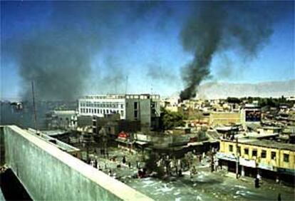 El humo cubría ayer la ciudad de Quetta, en Pakistán, por el incendio de varios edificios provocado por manifestantes protalibán.