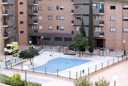 La Consejería de Sanidad decreto ayer mediante una orden judicial el sacrificio del perro para evitar así posible riesgo de contagio. En la imagen, la ambulancia accede al patio común del edificio.