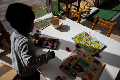 Un niño juega en una escuela infantil de Baix Llobregat (Barcelona), el 19 de marzo.