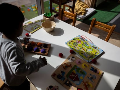 Un niño juega en una escuela infantil de Baix Llobregat (Barcelona), el 19 de marzo.