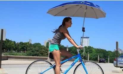 En serio, es de verdad. Se llama Uberhood y es el complemento ideal para esos días en los que llueve o en los que hace un sol abrasador. Sus paraguas/sombrillas son intercambiables pero, eso sí, no es recomendable en días de fuerte viento si no quieres convertirte en una bicicleta voladora.