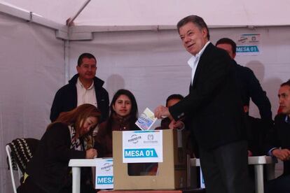El presidente, Juan Manuel Santos, ha sido uno de los primeros en votar, en la mesa 1. 