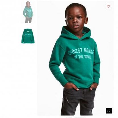 La camiseta racista de H&M niños
Más reciente ha sido el patinazo de la cadena sueca, que recibió multitud de críticas en redes sociales el año pasado por esta imagen: un niño negro con una sudadera en la que se lee “El mono más guay de la jungla”. El problema se agravó porque la prenda se presentaba junto a otra, lucida por un niño blanco, que rezaba “Selva de manglares, experto en supervivencia”. La firma respondió no solo con un comunicado (en el que coincidía con la necesidad de acabar con el racismo cotidiano), sino nombrando a Annie Wu como responsable de inclusividad en la compañía para evitar que volviera a suceder algo así.