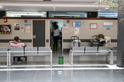 Un hombre espera su turno para entrar a la consulta del pediatra en un centro de salud de atención primaria.