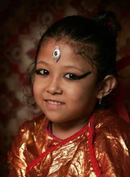 Shreeya Bajracharya sonríe tras su designación como diosa viviente en Nepal