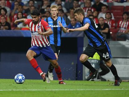El delantero del Atlético, Diego Costa, regatea a un contrario en una acción del partido.


