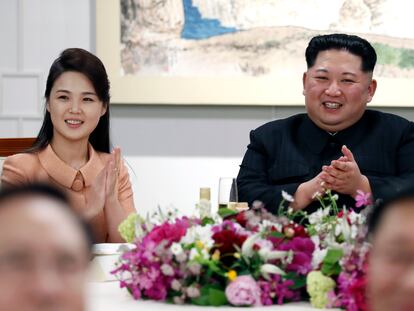 La primera dama de Corea del Norte, Ri Sol-ju y el líder Kim Jong-un, en Panmunjom, Corea del Sur, en abril de 2018.