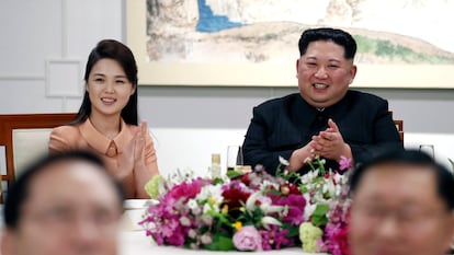 La primera dama de Corea del Norte, Ri Sol-ju y el líder Kim Jong-un, en Panmunjom, Corea del Sur, en abril de 2018.