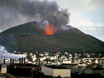 El volcán Eldfell entró en erupción el 23 de enero de 1973 en la isla de Heimaey.