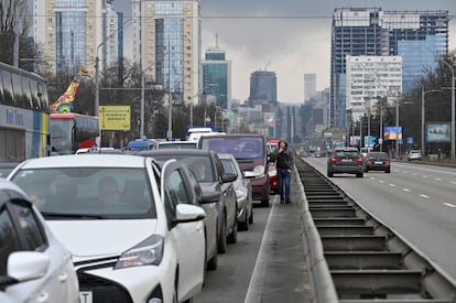 Atasco en una de las autopistas de Kiev, mientras los habitantes evacúan la ciudad. 