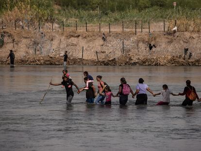 Un grupo de migrantes cruza el río Bravo a la altura de Eagle Pass, en Texas, el pasado 15 de septiembre.