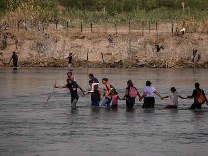 Un grupo de inmigrantes cruzan el río Bravo a la altura de Eagle Pass, Texas, el pasado 15 de septiembre.