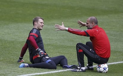 Pep Guardiola parla amb el davanter Manuel Neuer.