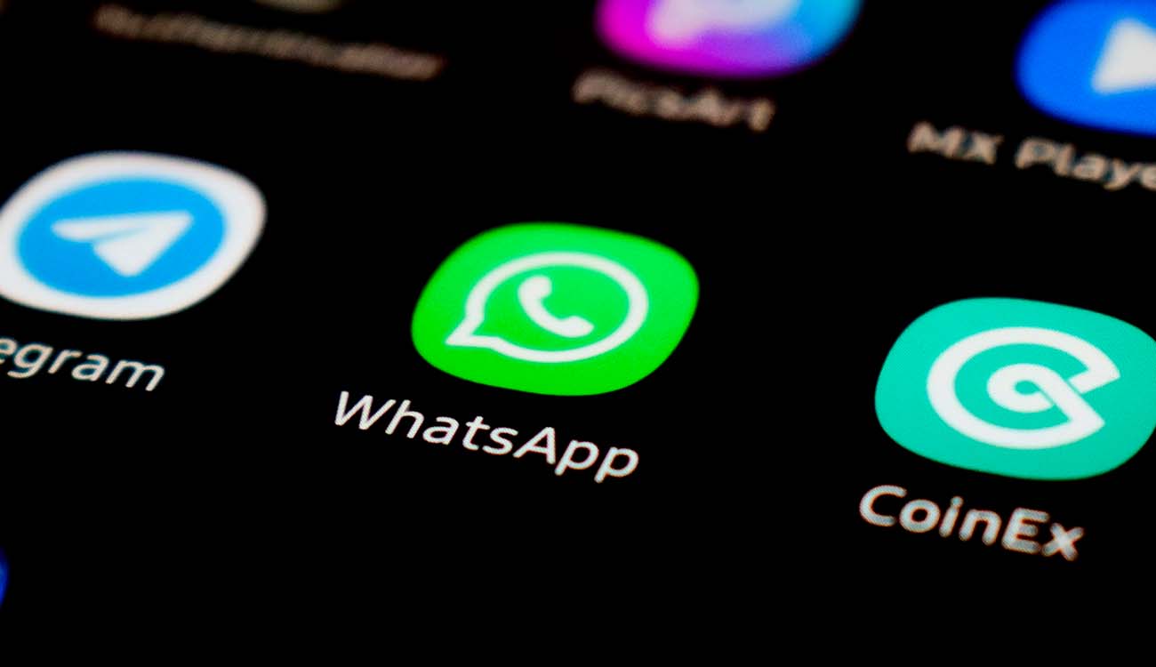 Logo de WhatsApp en un smartphone