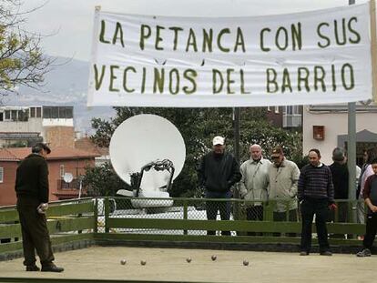 Aficionados a la petanca en el Carmel muestran su solidaridad con los vecinos afectados.