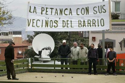 Aficionados a la petanca en el Carmel muestran su solidaridad con los vecinos afectados.