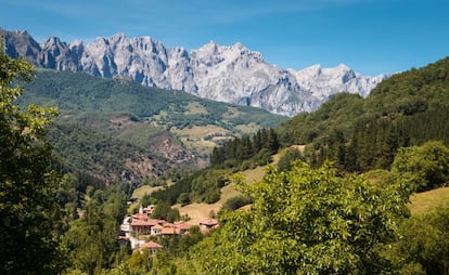 Vista del barrio de Areños, en el pueblo de Cosgaya, en la comarca de Liébana (Cantabria).