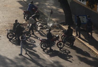 Os membros dos grupos começam a se dirigir à Avenida Libertador em motocicletas – muitas delas sem placas – e de pistolas nas mãos.