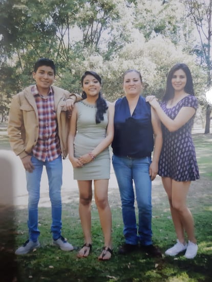 Rosalinda Ávalos con sus hijos, Carlos, Daniela y Yajaira.