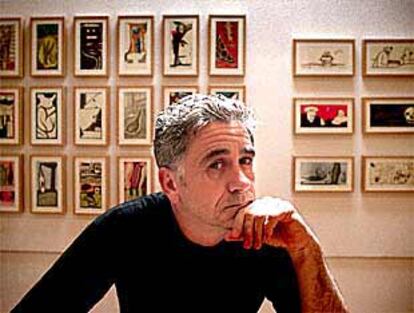 Javier Pagola junto a los dibujos que exhibe en Barcelona.