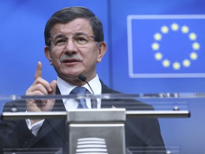 El primer ministro de Turqu&iacute;a Ahmet Davutoglu ofrece declaraciones durante una rueda de prensa al t&eacute;rmino de una cumbre extraordinaria de l&iacute;deres de la Uni&oacute;n Europea (UE) con Turqu&iacute;a.