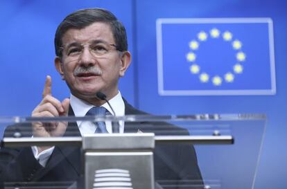 El primer ministro de Turquía Ahmet Davutoglu ofrece declaraciones durante una rueda de prensa al término de una cumbre extraordinaria de líderes de la Unión Europea (UE) con Turquía.