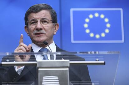 El primer ministro de Turqu&iacute;a Ahmet Davutoglu ofrece declaraciones durante una rueda de prensa al t&eacute;rmino de una cumbre extraordinaria de l&iacute;deres de la Uni&oacute;n Europea (UE) con Turqu&iacute;a.