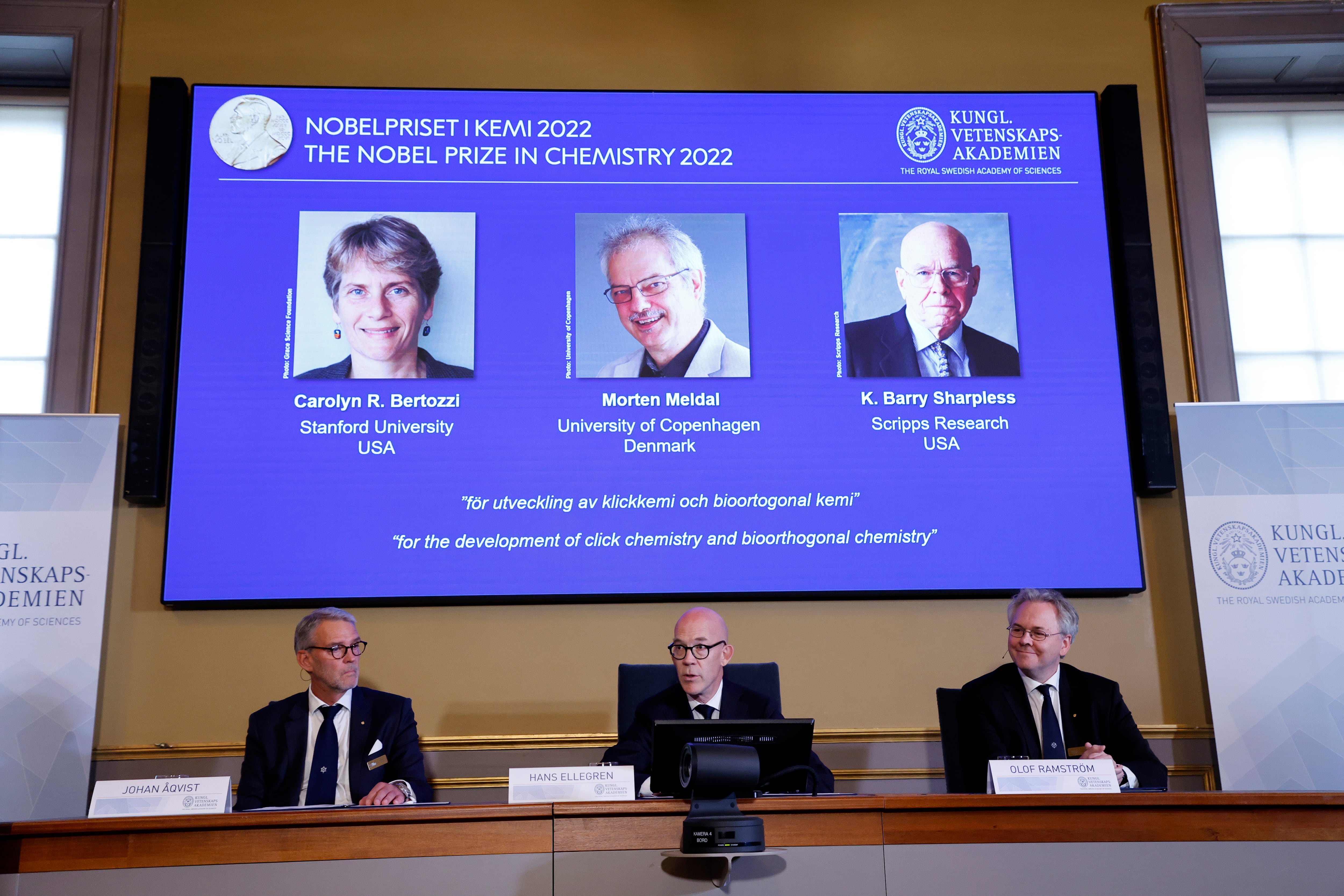 Los miembros de la Real Academia de las Ciencias de Suecia anuncian el Nobel de Química para Carolyn Bertozzi, Morten Meldal y Barry Sharpless.
