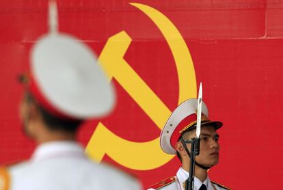 Guardia militar durante la conmemoración del 85 aniversario de la fundación del Partido Comunista de Vietnam, en Hanoi (Vietnam).