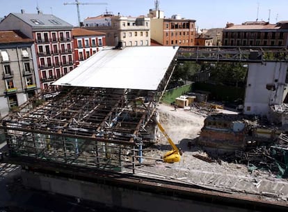 Obras de demolición del polideportivo de La Cebada, en el distrito Centro.