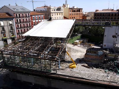 Obras de demolición del polideportivo de La Cebada, en el distrito Centro.