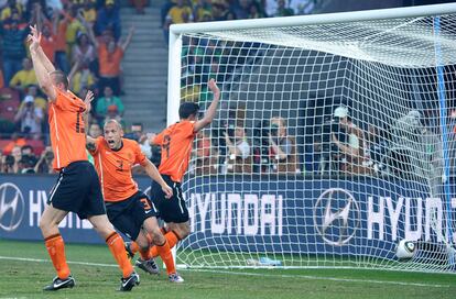 Andre Ooijer, John Heitinga y Robin van Persie  celebran el gol marcado por  Wesley Sneijder.