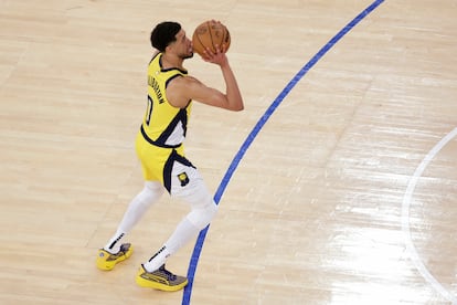 Tyrese Haliburton pisa con la punta del pie la línea de tres en la canasta que forzó la prórroga.
