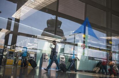 Un pasajero en la terminal T1 del aeropuerto de El Prat de Barcelona.