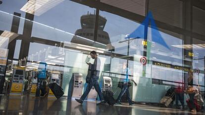 Un pasajero en la terminal T1 del aeropuerto de El Prat de Barcelona.