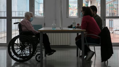 Una visita a un residente en la residencia de ancianos Bertrán i Oriola del barrio de la Barceloneta.