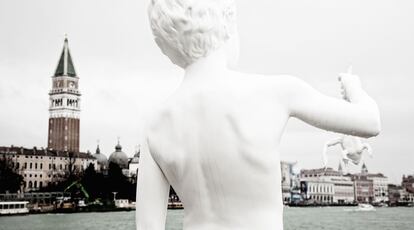 Il Ragazzo con la Rana, emblemática estatua de dos metros y medio de altura en acero inoxidable pintada de blanco, observador privilegiado de la ciudad desde la orilla de la Basílica de Santa María della Salute.