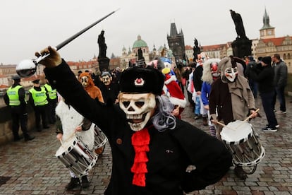 Cientos de personas enmascaradas cruzan el Puente Carlos, durante el 28º aniversario de la Revolución de Terciopelo en Praga (República Checa). El país celebra el Día de la Lucha por la Libertad y la Democracia, conocida como 'Revolución de Terciopelo', que conmemora la transición política de 1989 e inspirada en los cambios producidos en el mundo comunista a partir de la caída del muro de Berlín.