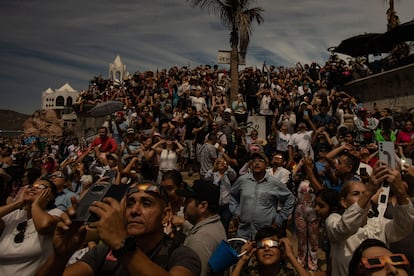 Miles de personas disfrutan del eclipse total de sol en el malecón de Mazatlán, en el Estado de Sinaloa, el 8 de abril de 2024. Las calles y playas se mostraron abarrotadas por turismo de varios Estados del país y extranjeros, quienes estuvieron desde el comienzo hasta el final del fenómeno astronómico. 