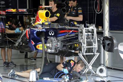 Los mecánicos de Red Bull trabajan en el coche de Vettel.